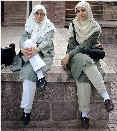خطر الموضة في إيران عروض الأزياء السرية التي تقاوم فرض الشادور M_1958jemer1