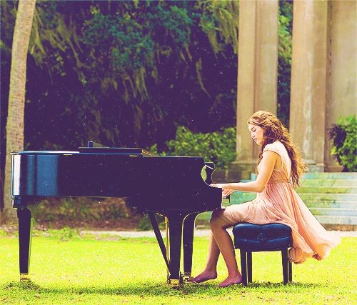 Look she plays the piano. Майли Сайрус пианино. Девушка на рояле. Девушка блондинка играет на пианино.