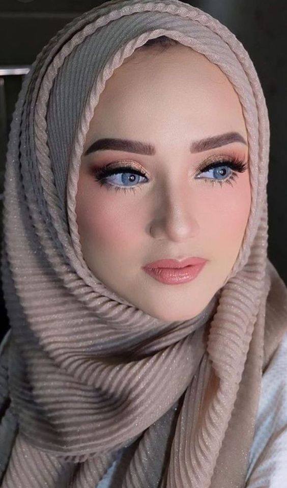 نقره لتكبير أو تصغير الصورة ونقرتين لعرض الصورة في صفحة مستقلة بحجمها الطبيعي