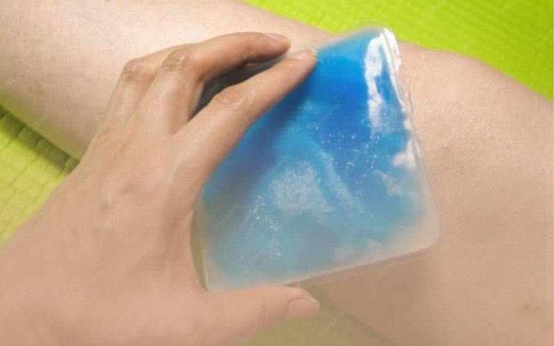 الطريقة الصحيحة لاستخدام كمادات الثلج ورفع الساق بعد منظار الركبة