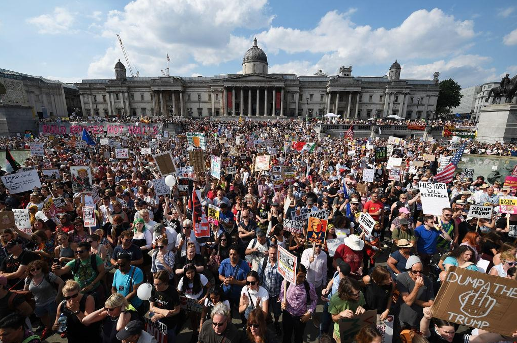 ماذا يحدث في الشارع الأمريكي